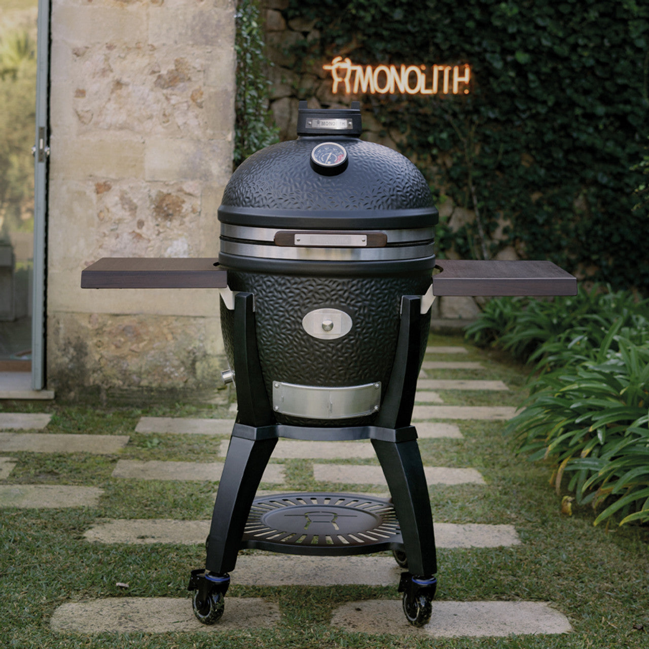 Monolith Avantgarde Classic Kamado Grill With Cart